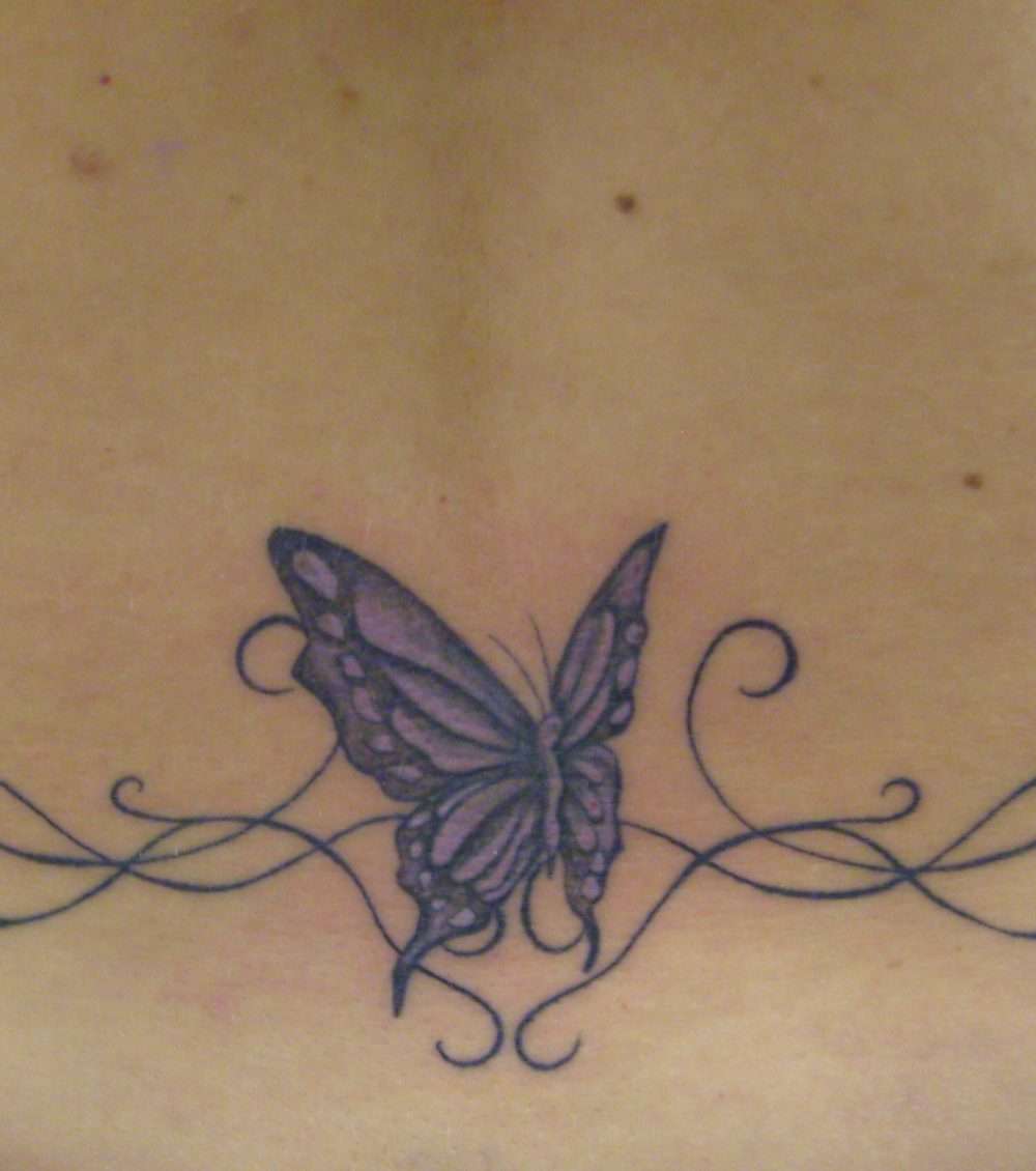 Tatuaje de mariposa violeta