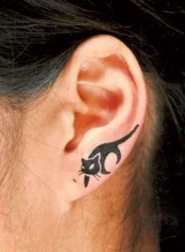 Tatuaje de gato en la oreja