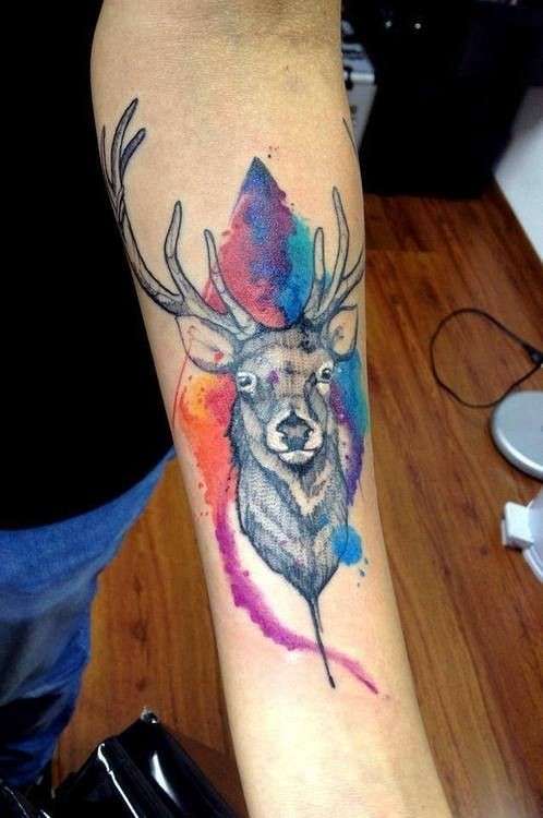 Tatuaje de venado con fondo de colores