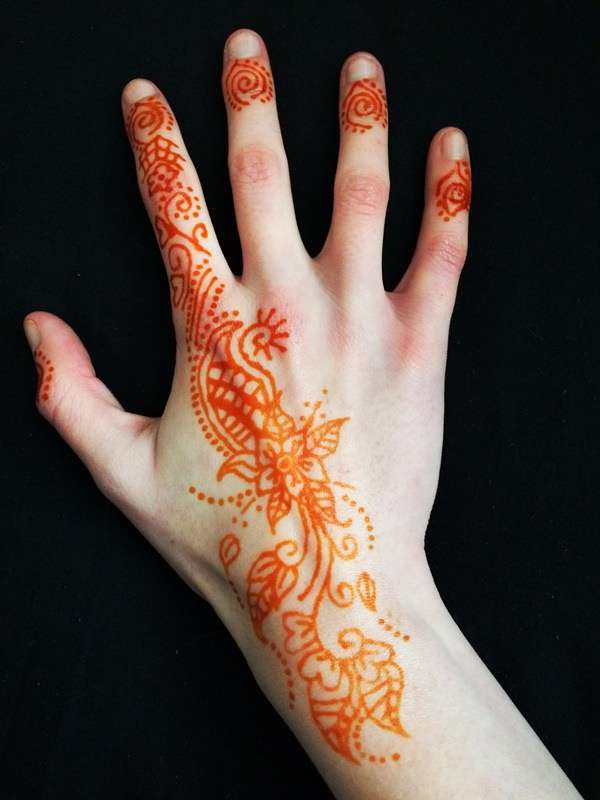 Tatuaje de henna naranja