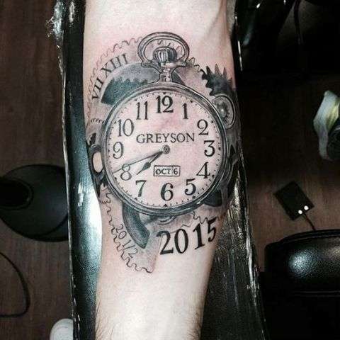 Tatuaje de reloj y fecha