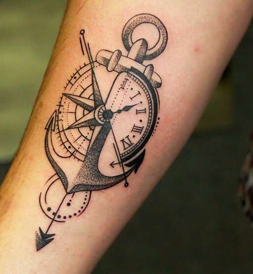 Tatuaje de ancla, reloj y rosa de los vientos
