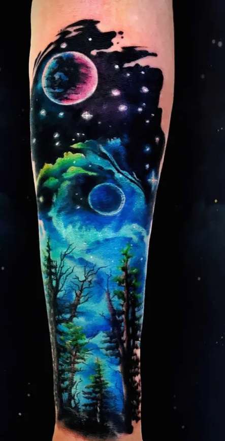 Tatuaje de bosque y cielo estrellado