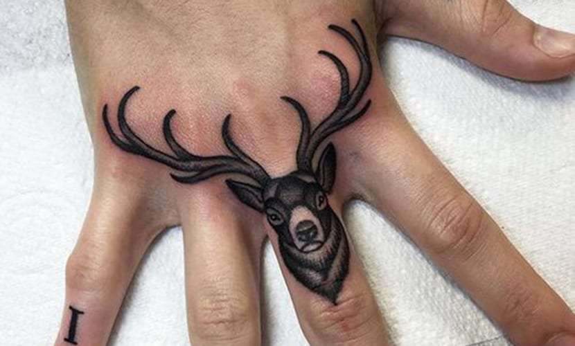 Tatuajes en los dedos: un alce