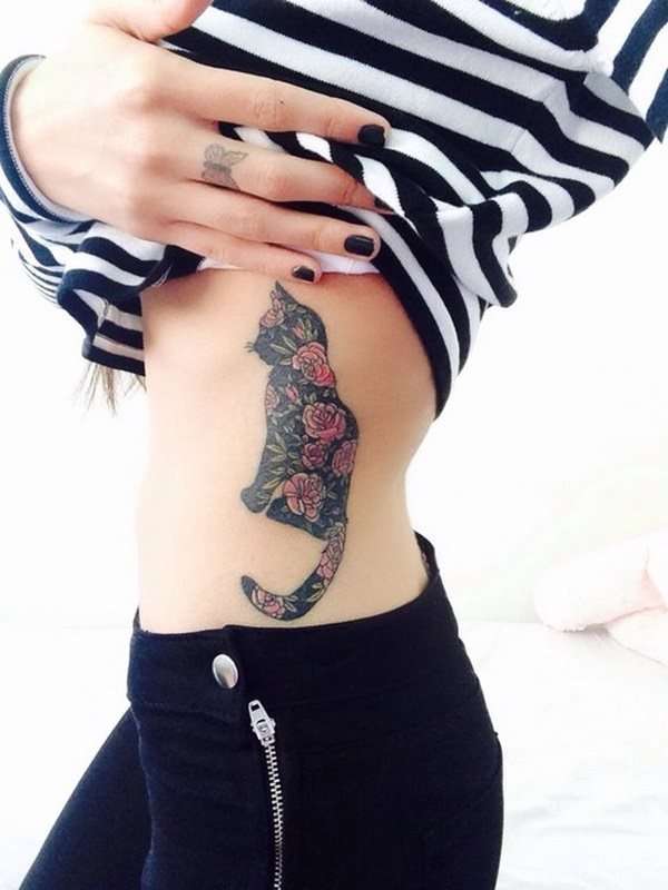 Tatuaje de gato y rosas