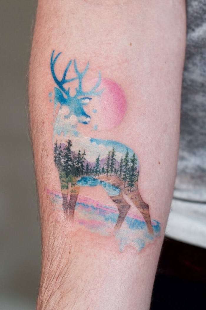 Tatuaje de bosque en colores pastel