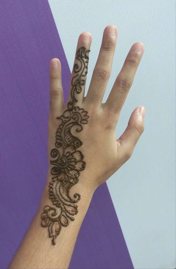 Tatuaje de henna en la mano