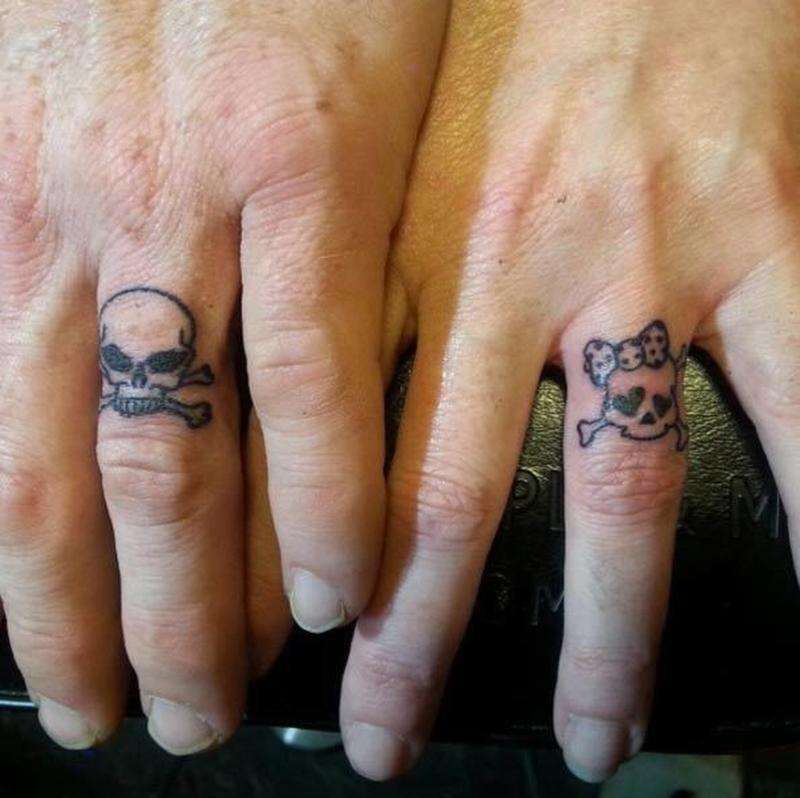 Tatuaje en los dedos: calaveras en pareja