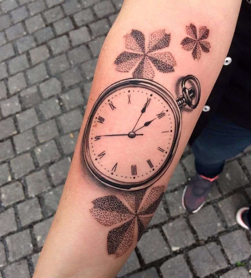 Tatuaje de reloj y flores