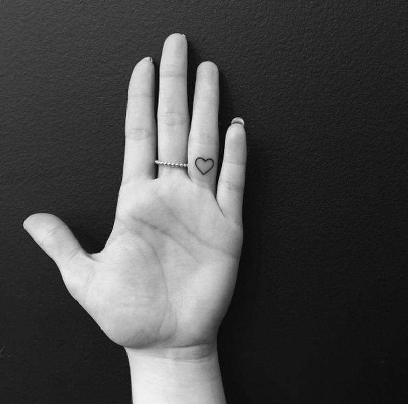 Tatuaje en los dedos: corazón sencillo