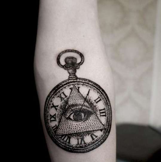 Tatuaje de reloj dotwork