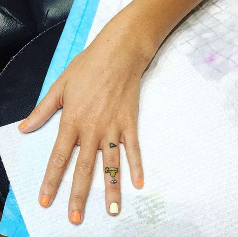 Tatuaje en los dedos: cocktail
