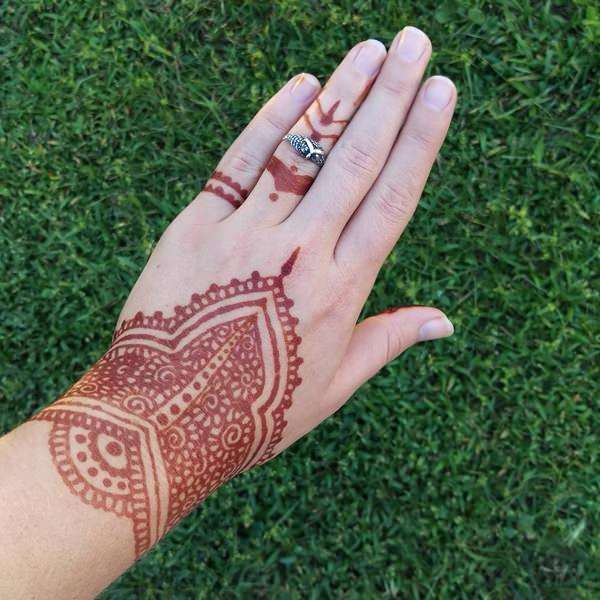 Tatuaje de henna puro en la mano