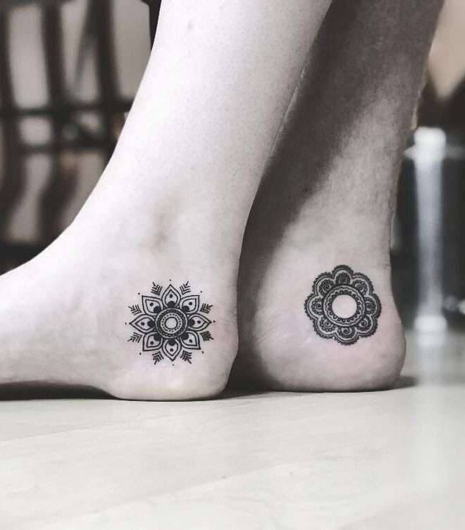 Tatuaje de mandala en pareja en el pie