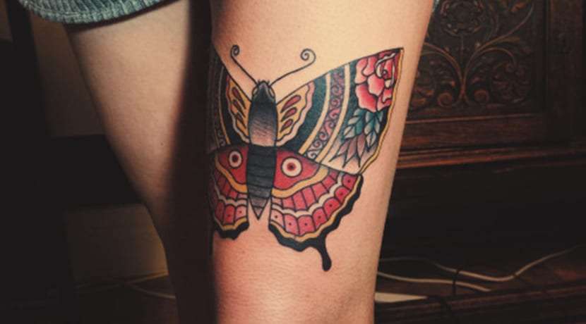 Tatuaje de mariposa vieja escuela
