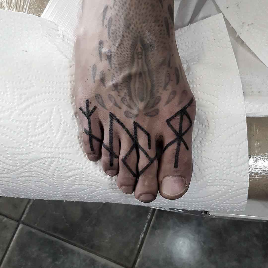 Tatuaje en los dedos de los pies: líneas negras