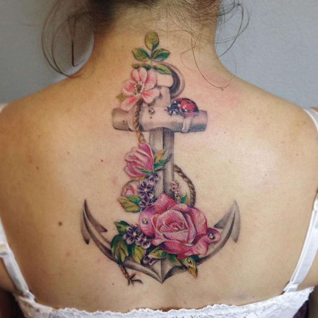 Tatuaje de ancla grande en la espalda