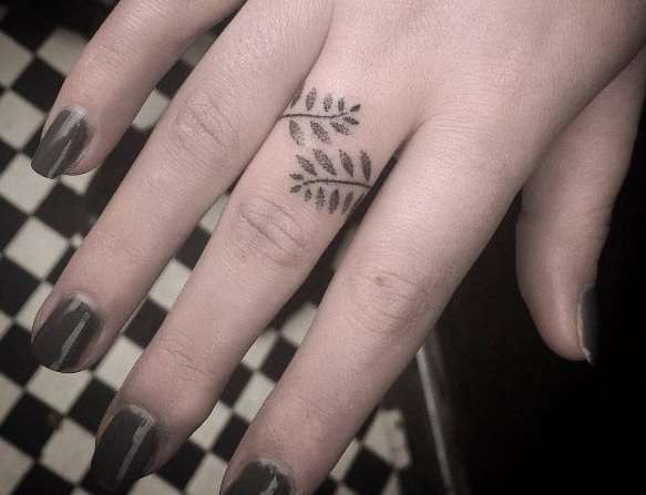 Tatuaje en los dedos: dotwork