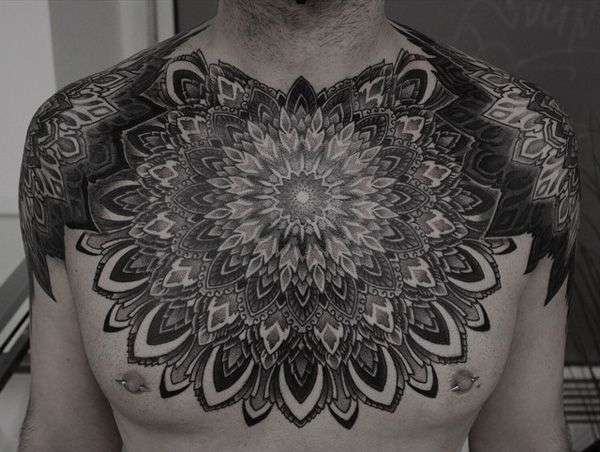 Tatuaje de mandala grande en el pecho