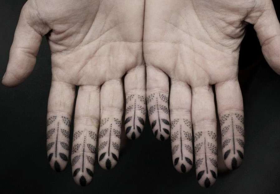 Tatuaje en los dedos: puntillismo