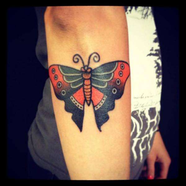 Tatuaje de mariposa sencilla