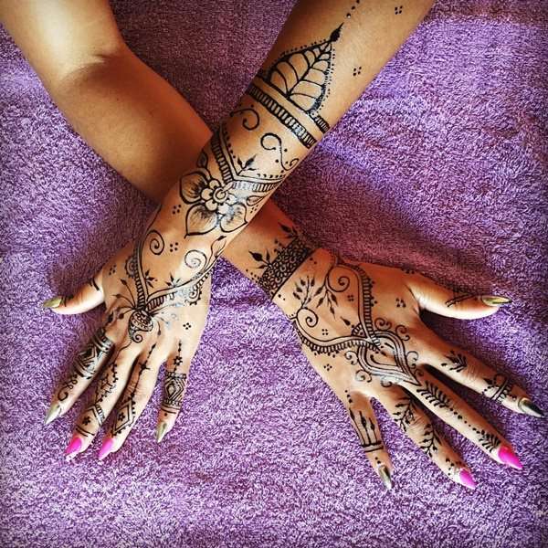 Tatuaje de henna en las manos