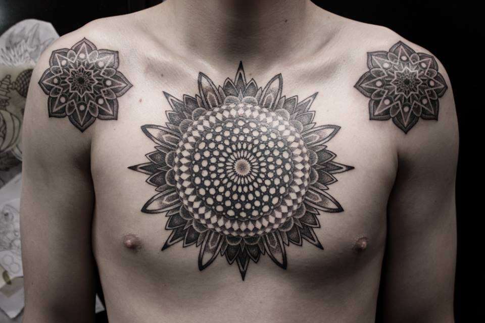 Tatuaje de mandalas en el pecho y los hombros