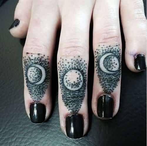 Tatuaje en los dedos: fases de la luna