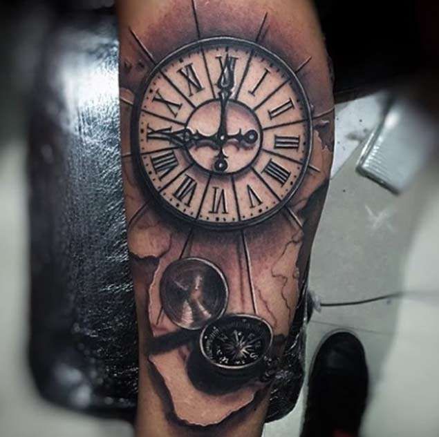 Tatuaje de reloj y brújula