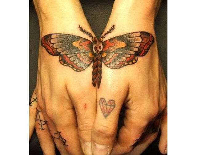 Tatuaje de mariposa en las manos