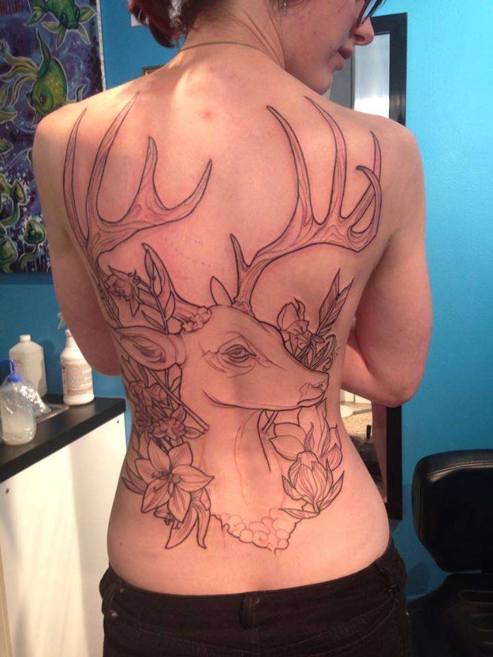 Tatuaje de venado grande en la espalda