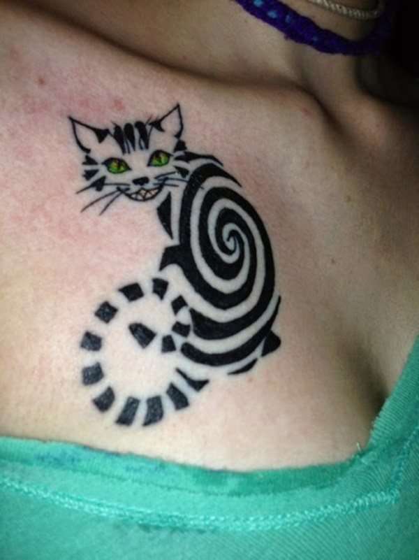 Tatuaje de gato en espiral negro