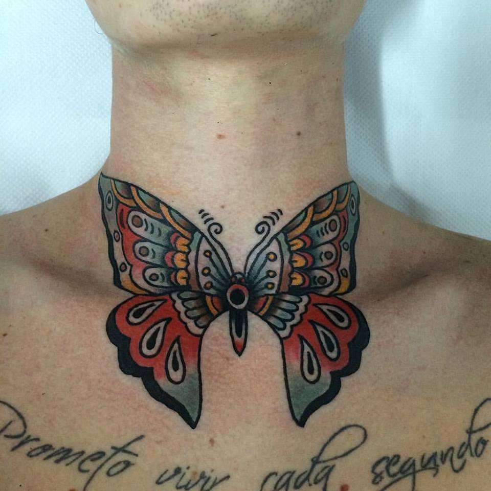 Tatuaje de mariposa en el cuello