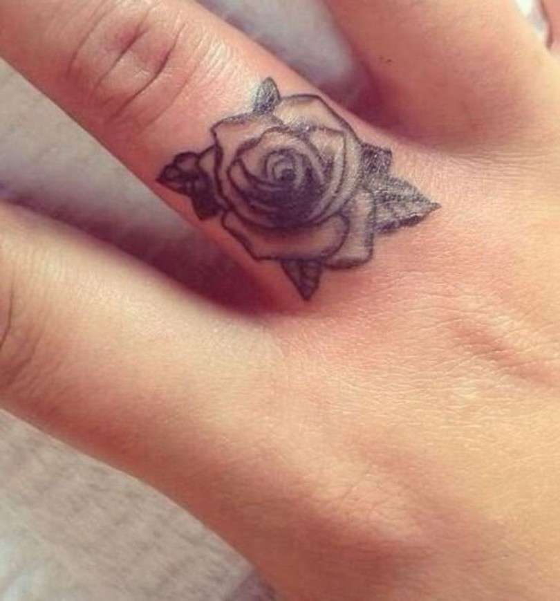 Tatuajes en los dedos: una rosa