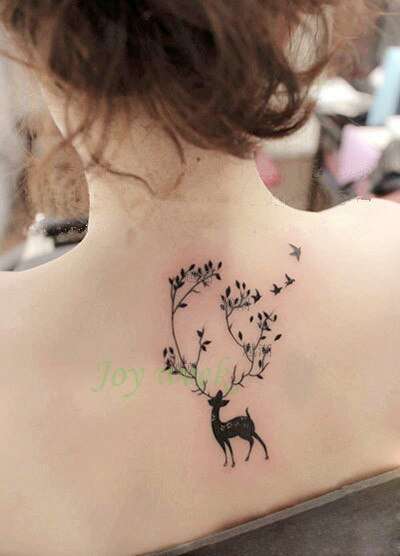 Tatuaje de venado pequeño en la espalda