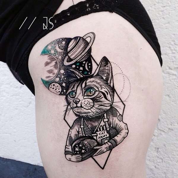Tatuaje de gato en el muslo