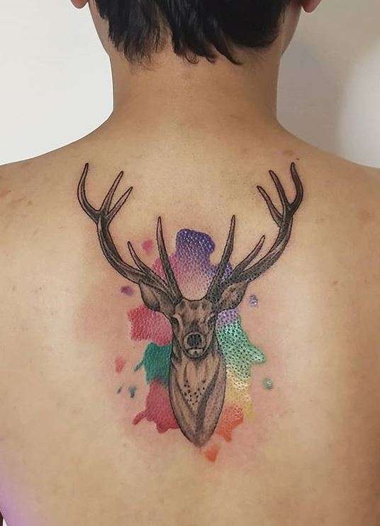 Tatuaje de venado en fondo de colores acuarela
