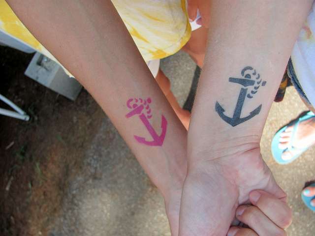 Tatuaje de ancla en pareja