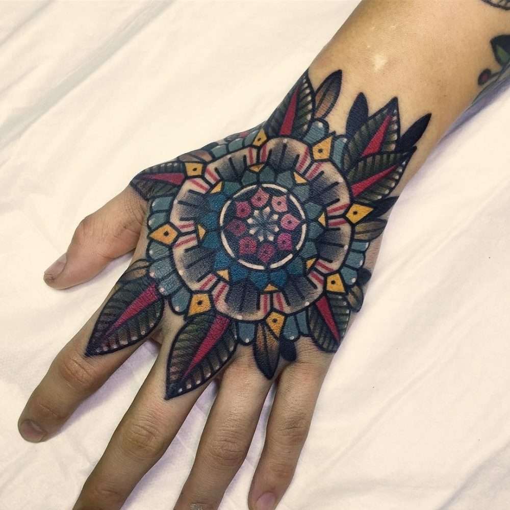 Tatuaje de mandala en la mano
