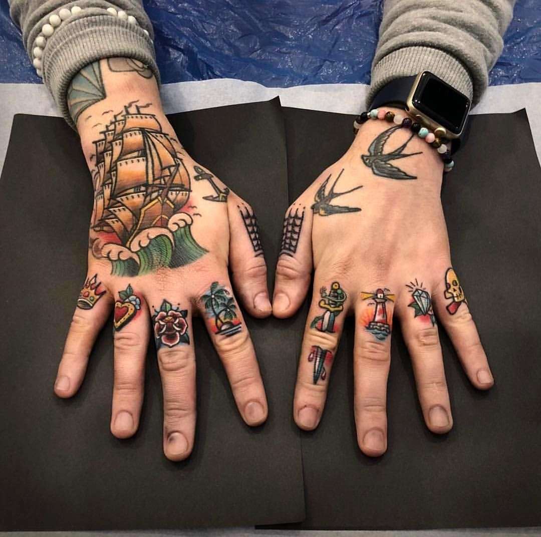 Tatuaje en los dedos: símbolos en colores