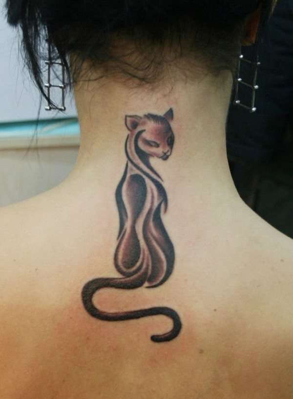 Tatuaje de gato en la nuca