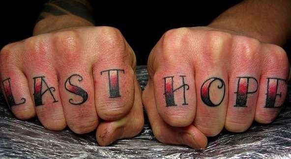 Tatuaje en los dedos: letras en colores