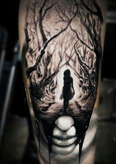 Tatuaje de bosque y chica