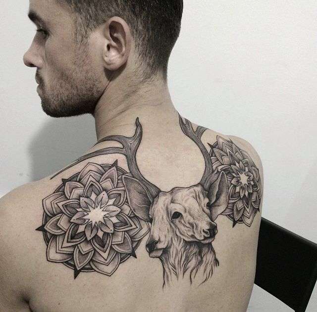 Tatuaje de venados en la espalda