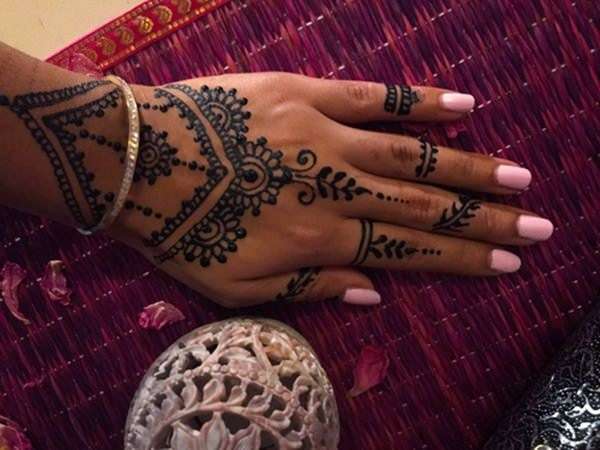 Tatuaje de henna en la mano