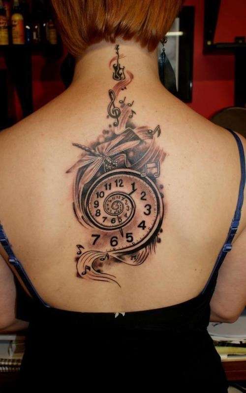 Tatuaje de reloj espiral en la espalda