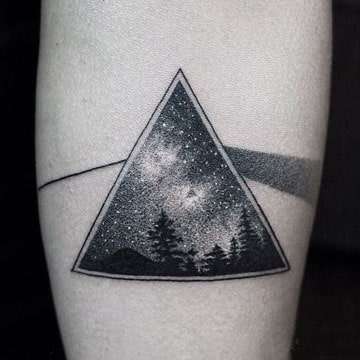 Tatuaje de bosque en forma de triángulo
