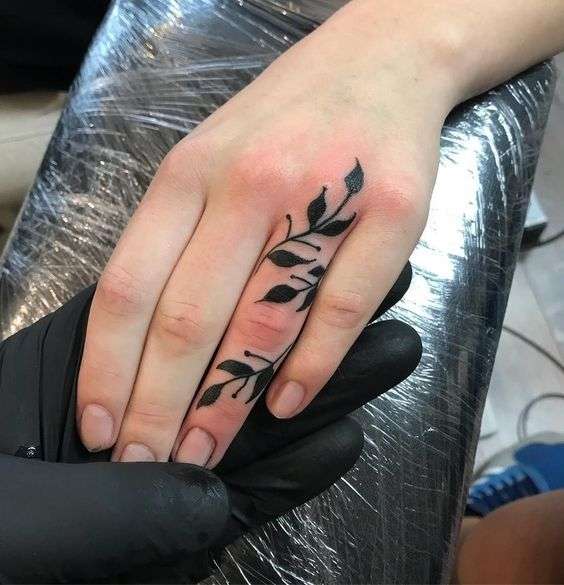 Tatuaje en los dedos: hojas