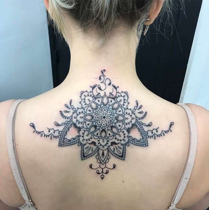 Tatuaje de mandala en la espalda 