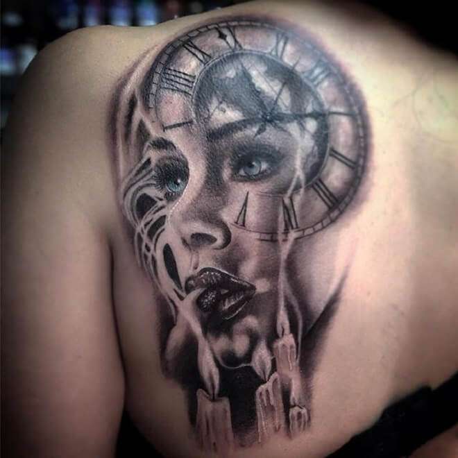 Tatuaje de reloj y rostro de mujer